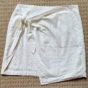 New w/o tags, Sz 6, Elegant White eyelet Embroidered front tie, back zip skirt